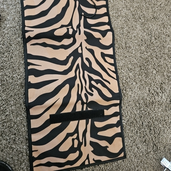 For your eye's only 5 piece makeup and toiletry bag set. Tiger stripe. - Picture 5 of 10